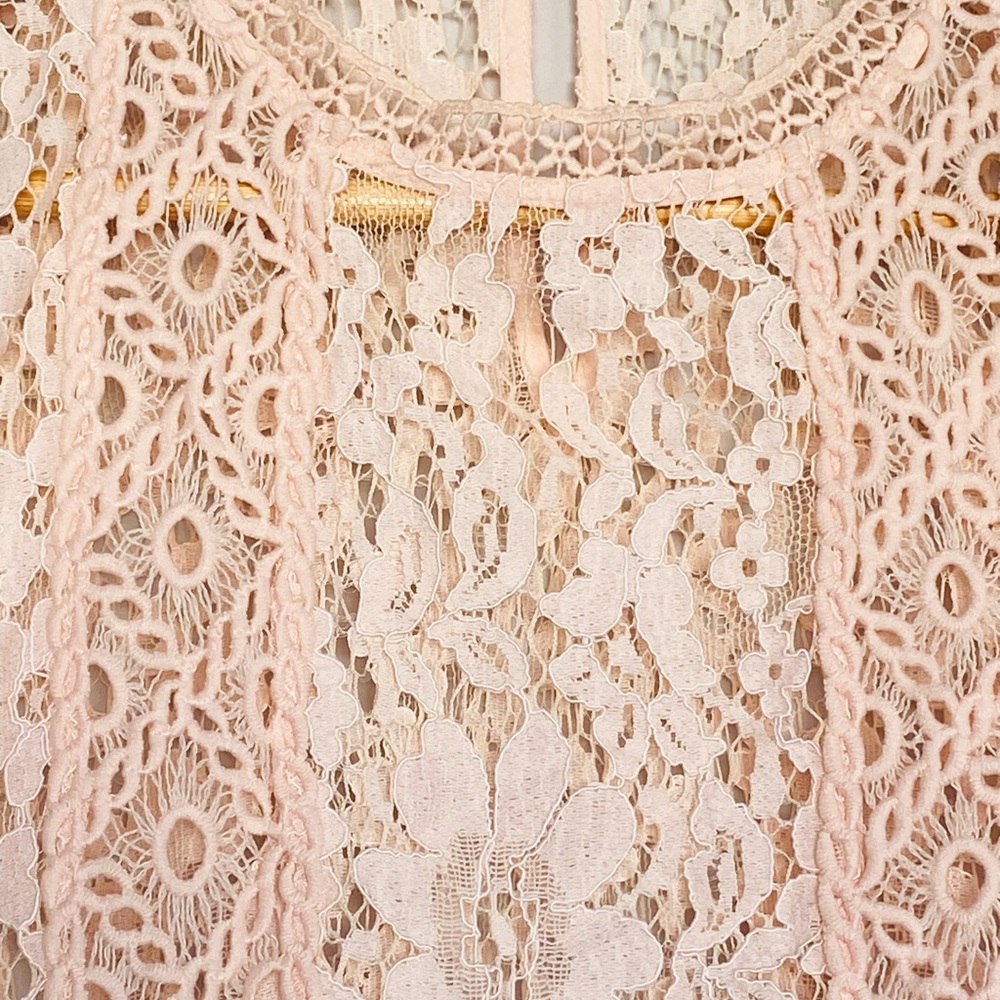 Loft Pink Lacy Short Sleeve Blouse! Size XS! - Picture 2 of 7